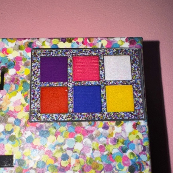 Revolution Boujee AF Eyeshadow Palette 6 Shades, Pigmented, Cruelty Free, New - Picture 4 of 4